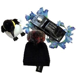 Kyi Kyi Canada NWT Knitted Beanie with Pom Pom OS